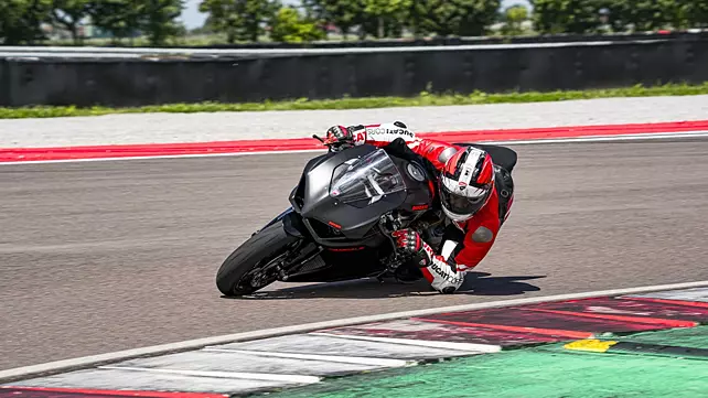 Ducati Panigale V2 Black in Action